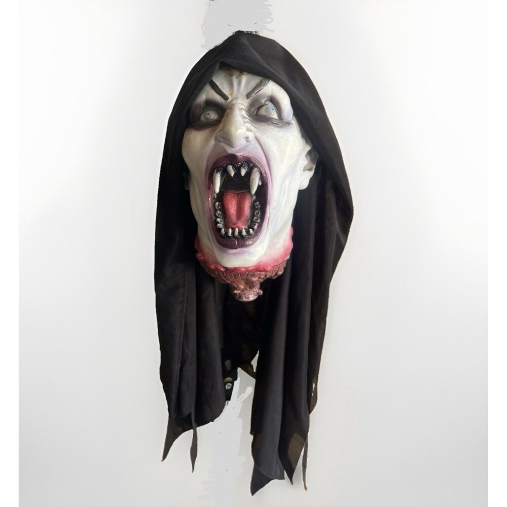 Scary vampire Goblin Hanging head blood prop Halloween decoration Zombie